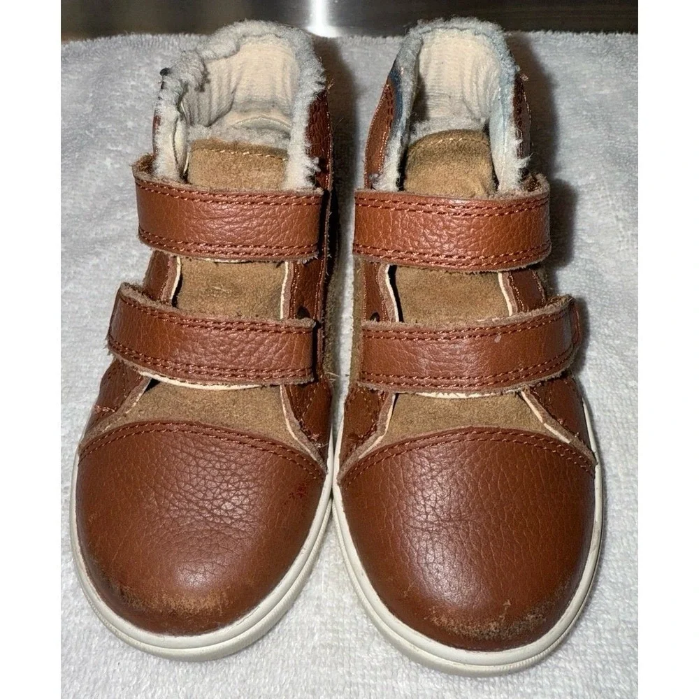 UGG Boots for Boys Size 7 tan‎